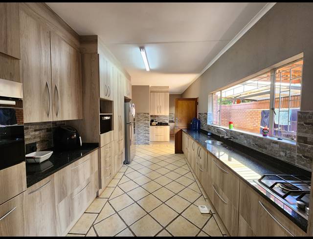 3 BEDROOM FREEHOLD FOR SALE IN CASHAN